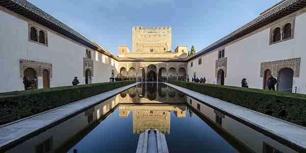 Granada 030 - La Alhambra - palacios Nazaries - Patio de Arrayanes.jpg